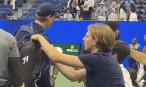Fan attempts to steal from Jannik Sinner at US Open