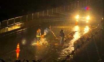 Sand inundates Vinh Hao - Phan Thiet expressway