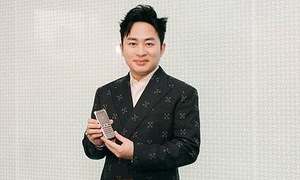 Tung Duong receives limited edition XOR phone to celebrate Vietnam's national day