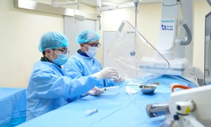 Lung tumor causes upper body swelling in 82-year-old man