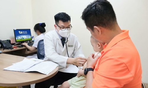 Can children with bronchiolitis stay in an air-conditioned room?