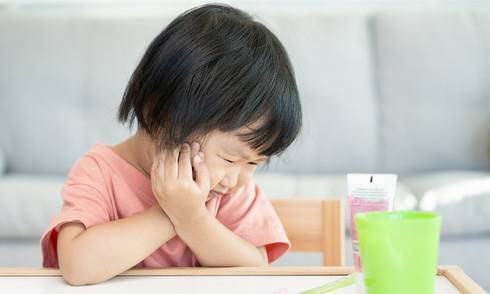Can a child contract mumps from being bitten by a classmate?