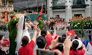 Couple Waits Overnight to Capture National Day Wedding Photos