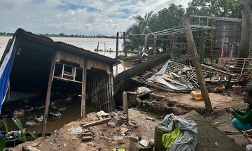 Landslide sweeps away homes along Hau river