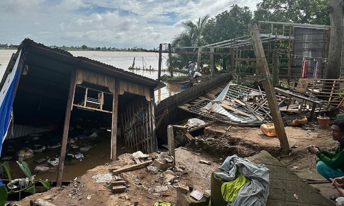 Landslide sweeps away homes along Hau river