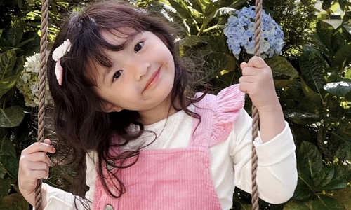 Dong Nhi’s 5-year-old daughter’s singing debut