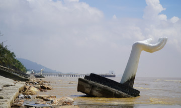 Hai Tien arm statues toppled by waves