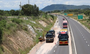 Suspected illegal sand mining causes highway closure near Phan Thiet