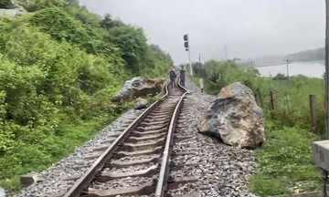 Rockslide disrupts north-south railway