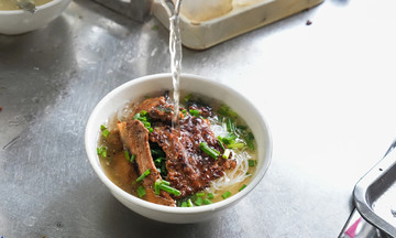 5 Hanoi bun cha restaurants recommended by Michelin experts