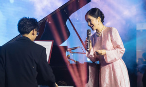Hong Nhung performs with Ha Kieu Anh's son