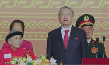 Vietnamese hero mother sits beside General Secretary To Lam at 80th National Day celebration