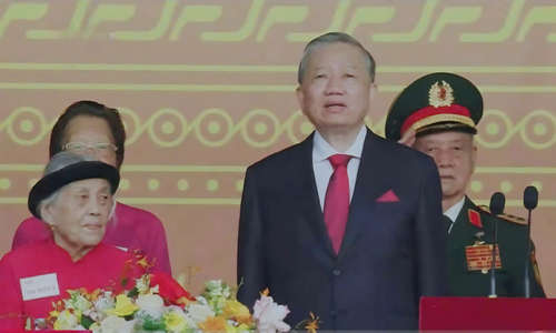 Vietnamese hero mother sits beside General Secretary To Lam at 80th National Day celebration