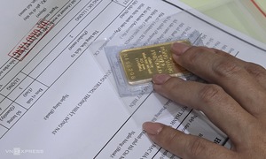 Gold rush as prices surge past 134 million VND per tael