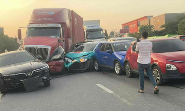 Chain reaction crash involving a container truck and five cars