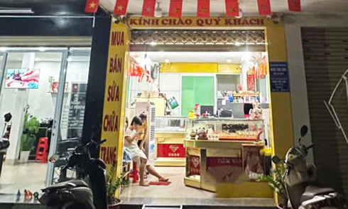 Man pretends to buy gold bracelets, then robs store