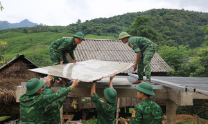 Border guard troops help eradicate dilapidated housing