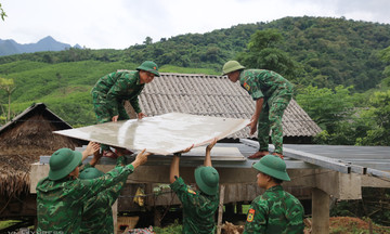 Border guard troops help eradicate dilapidated housing
