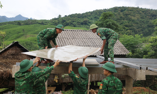 Border guard troops help eradicate dilapidated housing