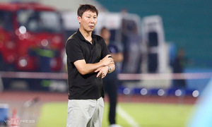 Coach Kim Sang-sik offers few words after narrow victory over Singapore