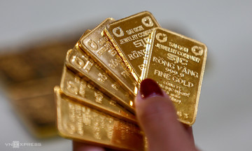 Gold bar prices surpass 135 million VND