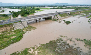 Floodwaters inundate access roads along Vinh Hao - Phan Thiet expressway