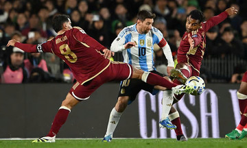 Messi clashes with opponent in tunnel