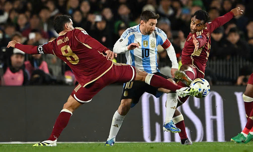Messi clashes with opponent in tunnel