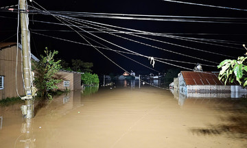 Night flooding isolates communities in Lam Dong
