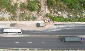 Sand slide spills onto Vinh Hao - Phan Thiet expressway