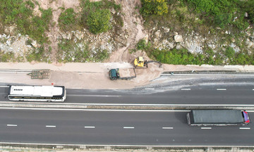 Sand slide spills onto Vinh Hao - Phan Thiet expressway