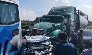 Multi-vehicle accident on Cao Bo - Mai Son expressway leaves two cars severely damaged