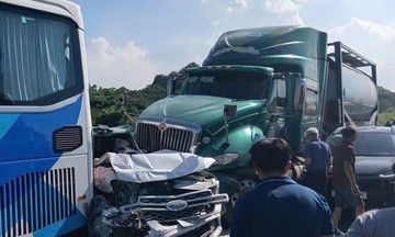 Multi-vehicle accident on Cao Bo - Mai Son expressway leaves two cars severely damaged