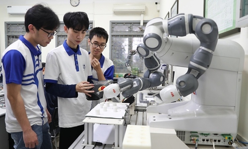 What are the requirements for technology students to receive preferential loans?