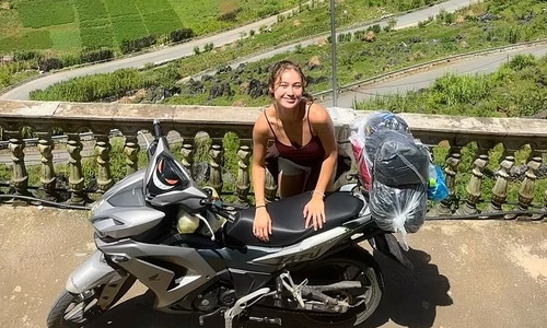 South Korean tourist surprised by lunch invitation from Hoi An shop owner