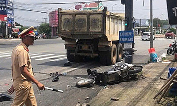 Truck crashes into three motorcycles at red light in TP HCM