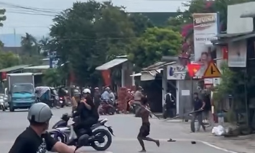 Man wielding sword attacks passersby and police