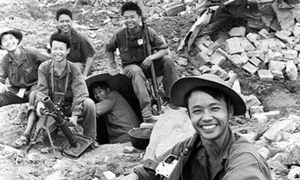 Iconic photo of smiling soldier at Quang Tri Citadel moves audiences
