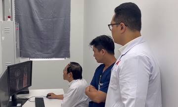 Doctor flown to Con Dao to save teenager with ruptured spleen