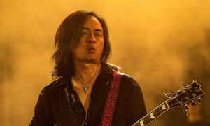 Buc Tuong and Ngu Cung perform revolutionary songs with a rock twist