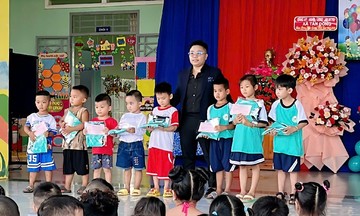 Cu Lao hot pot restaurant awards scholarships to underprivileged students
