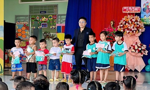 Cu Lao hot pot restaurant awards scholarships to underprivileged students