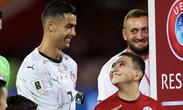 Ronaldo bonds with young fan with disabilities