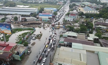Highway 1K gridlocked in Ho Chi Minh City after heavy rain