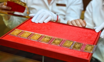 Gold prices approach 136 million VND