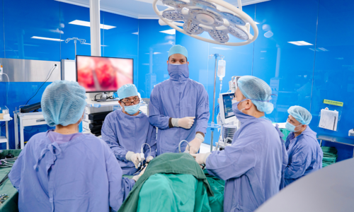 76-year-old undergoes successful removal of pancreatic cyst and colon cancer at Hong Ngoc General Hospital
