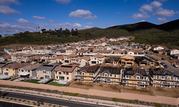 Struggling US home sellers slash prices in cooling market