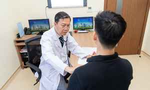 Do hyperthyroidism and stress share similar symptoms?