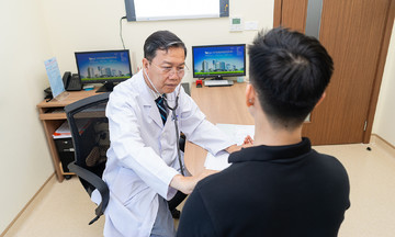 Do hyperthyroidism and stress share similar symptoms?