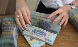 Nearly 1,800 commune-level units late on salary payments